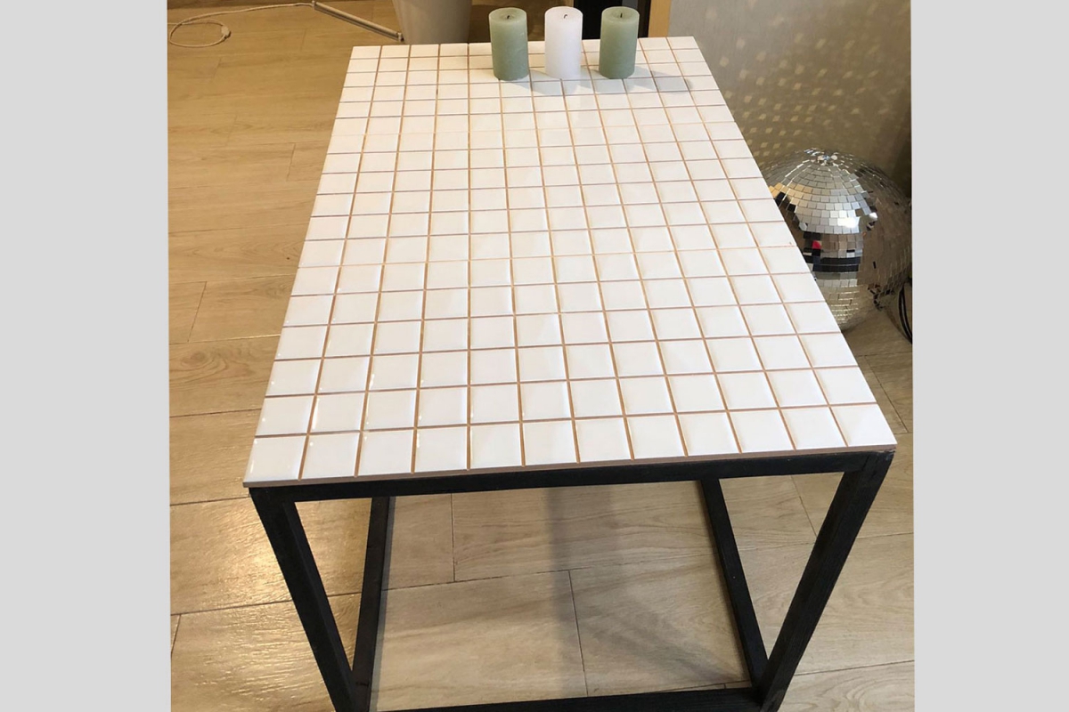 Coffee table with a tile
