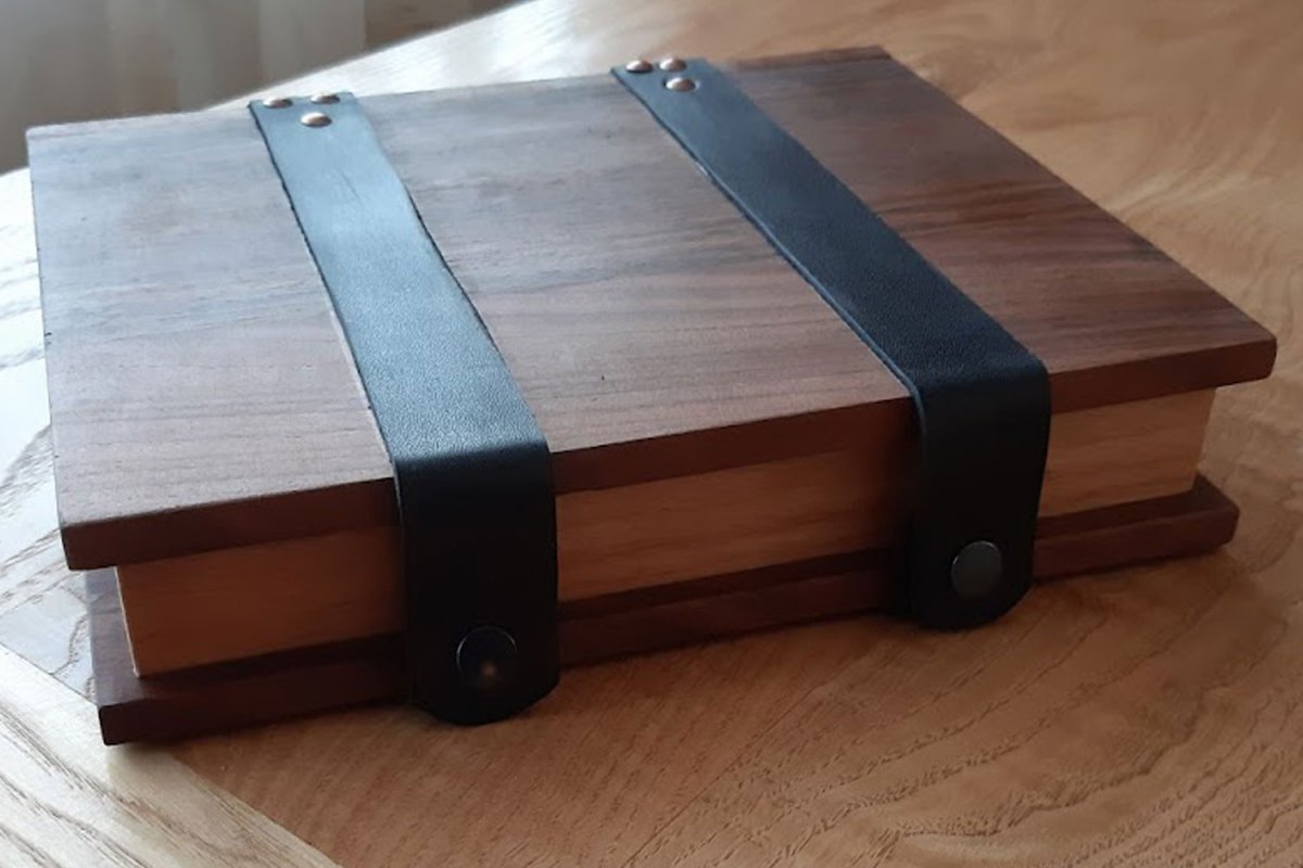 wooden chest (box)